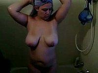 Hausfrau mit grossen Hngetitten nach dem Duschen