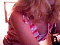 Blonde Studentin zeigt ihre Muschi vor der Webcam