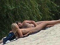 Schne Blondine heimlich nackt am FKK Strand gefilmt