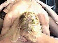 Blonde Strapsmaus beim Blowjob in Stellung 69