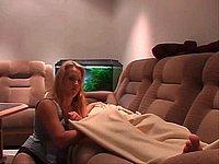 Geile Blondine befriedigt ihren Freund mit der Hand