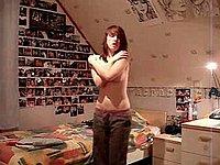 Geiles Mdchen (18) tanz oben ohne und filmt sich dabei