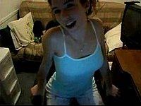 Geiles Mdchen beim Privat Strip vor ihrer Webcam