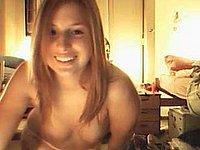 Mdchen (18) mit kleinen Brsten beim Webcam Strip