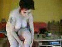 Hausfrau zieht sich vor der Webcam nackt aus