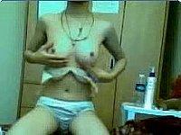 Geiles Mdchen (18) zieht sich vor ihrer Webcam nackt aus