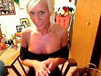 Blondes Luder nackt vor der Webcam