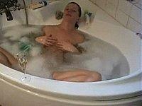 Geile Fingerspiele in der Badewanne