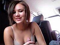 Geiles Mdchen beim Blowjob im Kleinbus