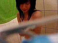 Asiatischen Mdchen (18) heimlich beim Duschen beobachtet