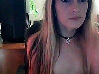 Blondes M�dchen (18) mit kleinen Titten vor der Webcam