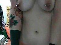 Webcam Amateurin mit vielen Tattoos und Piercings
