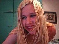 Blondine zieht sich vor ihrer Webcam nackt aus