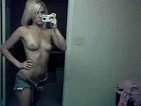 Sexy Blondine filmt sich selbst privat nackt