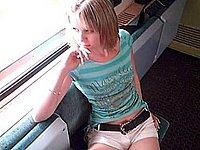 Junges geiles Luder beim Blowjob im Zug