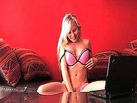 H�bsche Blondine posiert vor ihrer Webcam