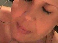 Junges geiles Luder beim Sperma blasen