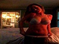 Sexy Luder beim Webcam Strip mit Telefon Erotik