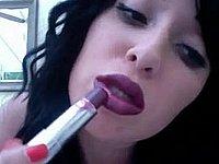 Sexy Luder schminkt sinnlich ihre Lippen