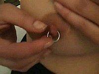 Harte Nippel mit Piercing