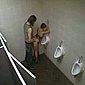 Heimlich beim Sex auf der Toilette gefilmt