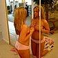 Scharfes Blondchen mit nackten Brsten vor dem Spiegel