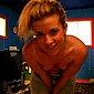Junge Blondine zeigt vor ihrer Webcam ihre kleinen Titten