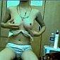 Geiles Mdchen (18) zieht sich vor ihrer Webcam nackt aus