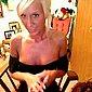 Blondes Luder nackt vor der Webcam
