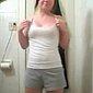 Geiles Mdchen (18) zieht sich im Badezimmer vor der Webcam aus