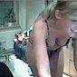 Junge Blondine zieht sich vor der Webcam aus