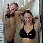Zwei Studenten unter der Dusche