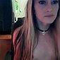 Blondes Mdchen (18) mit kleinen Titten vor der Webcam