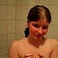 Junges Luder beim Blowjob im Badezimmer