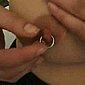 Harte Nippel mit Piercing